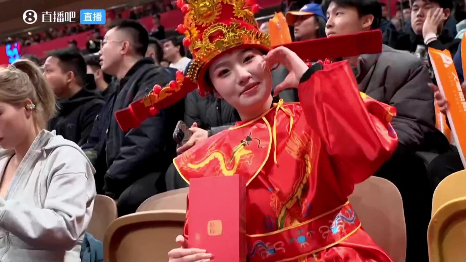 新的NPC球迷出現啦！小姐姐COS財神爺可愛比心&鼓掌慶祝